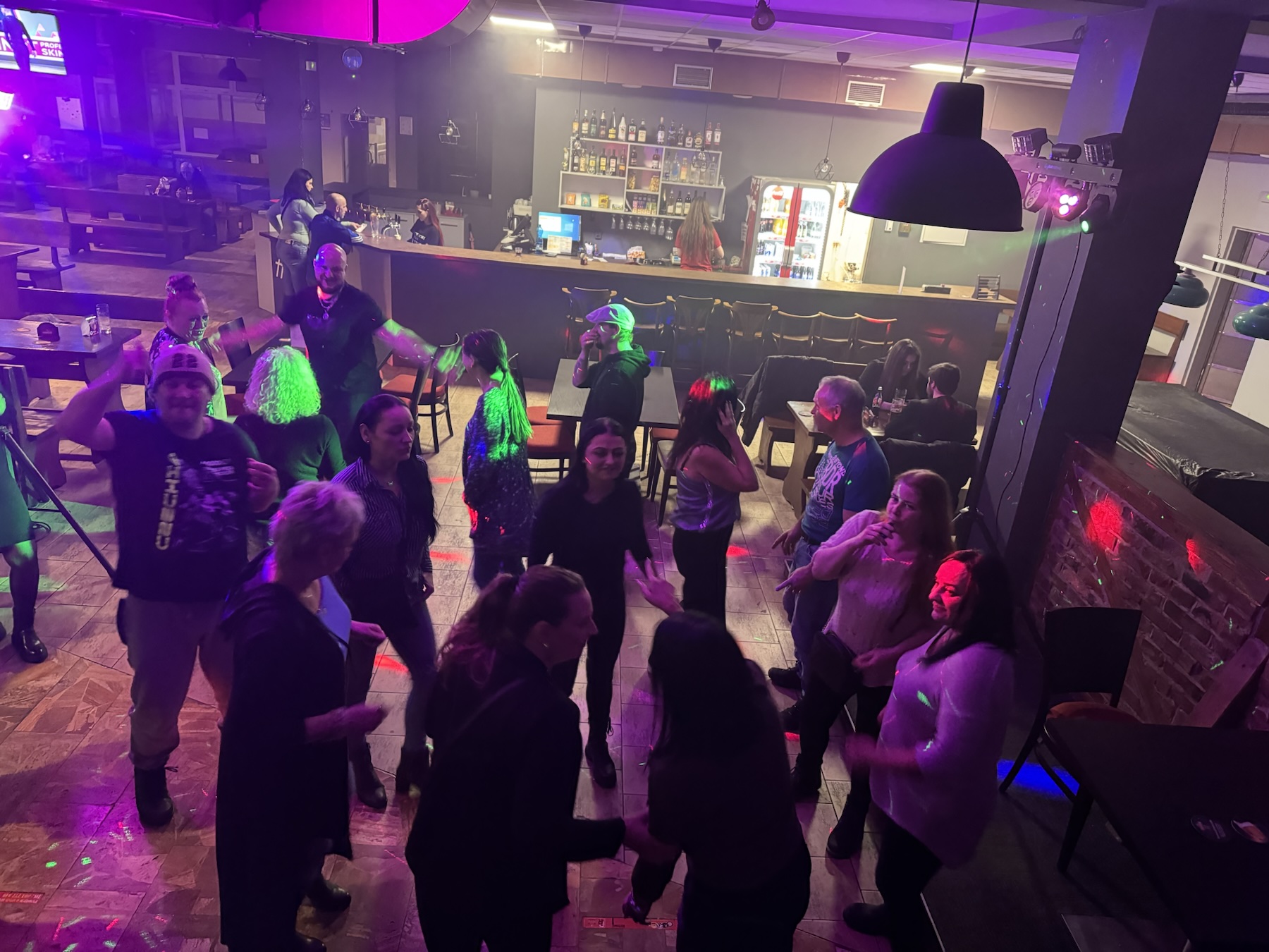 Atmosféra karaoke večera